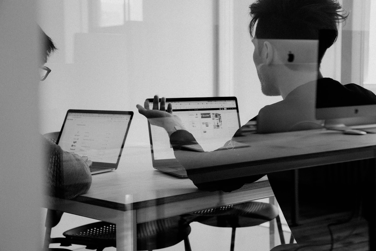 Equipe planejando campanha digital